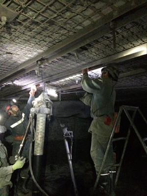 天工公司瑞能礦建項(xiàng)目部113運(yùn)輸順槽順利貫通