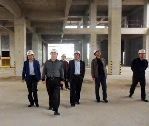 陜煤集團總經(jīng)理助理、建設(shè)集團聯(lián)合黨委書記、董事長寧興剛“雙節(jié)”期間深入澄合分公司中科遙感工地慰問施工一線的干部職工