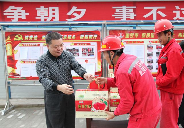 陜煤集團總經(jīng)理助理、建設(shè)集團聯(lián)合黨委書記、董事長寧興剛一行深入礦建二公司冶坪項目部慰問一線職工