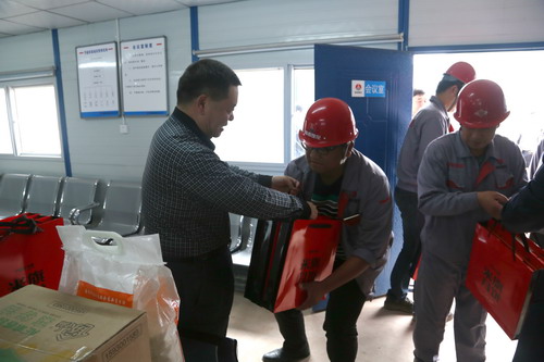 陜煤集團總經(jīng)理助理、建設(shè)集團聯(lián)合黨委書記、董事長寧興剛一行深入基層慰問一線員工