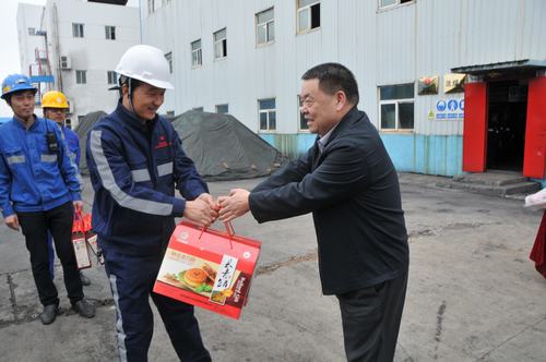 陜煤集團總經(jīng)理助理、建設(shè)集團聯(lián)合黨委書記、董事長寧興剛一行節(jié)日期間深入洗選煤運營公司基層慰問一線員工