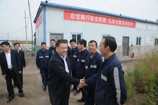 陜煤集團總經(jīng)理助理、建設(shè)集團聯(lián)合黨委書記、董事長寧興剛一行深入掘進公司紅柳林項目部走訪慰問