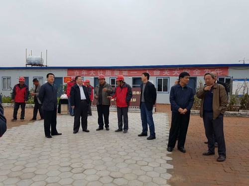 陜煤集團總經(jīng)理助理、建設(shè)集團聯(lián)合黨委書記、董事長寧興剛一行蒞臨韓城分公司榆北煤業(yè)公司小保當(dāng)?shù)V施工現(xiàn)場和大家一起過中秋