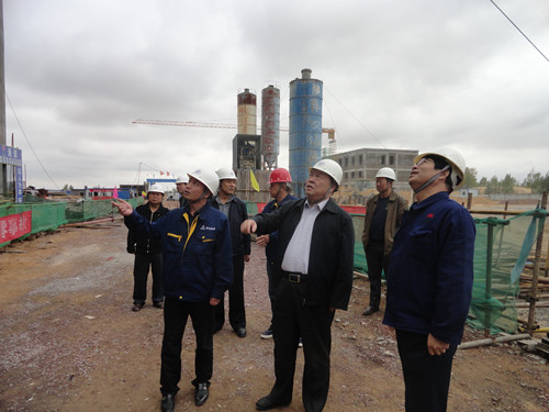 陜煤集團總經(jīng)理助理、建設(shè)集團聯(lián)合黨委書記、董事長寧興剛一行中秋節(jié)深入曹家灘項目工地視察慰問