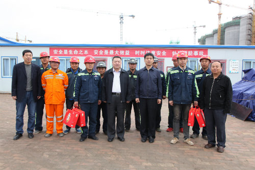 到一線，送祝福，鼓干勁