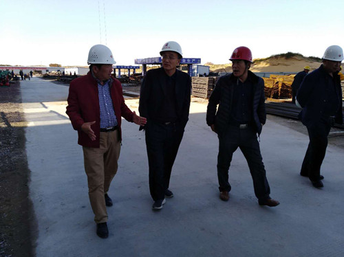 恒源集團公司黨委書記、監(jiān)事長王勝勇一行蒞臨天工公司小保當選煤廠末煤倉工地考察