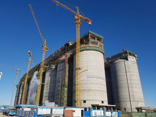 韓城分公司小保當(dāng)選煤廠塊煤倉(cāng)（一標(biāo)段）、最終篩分車(chē)間工程順利封頂