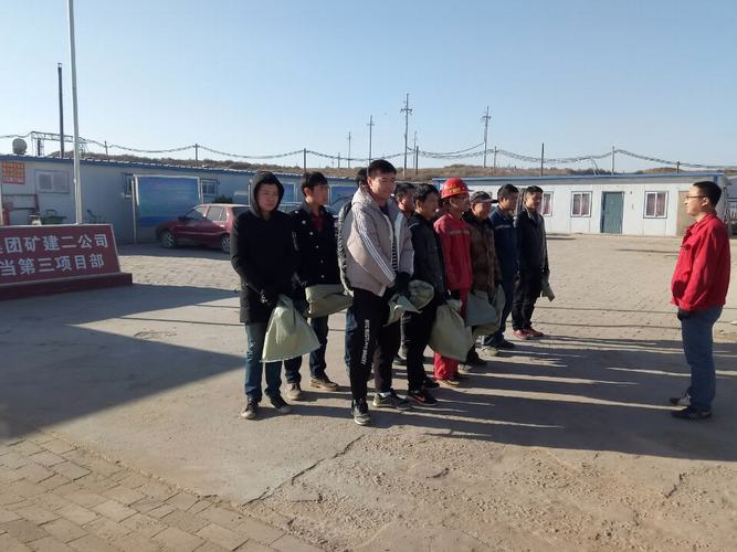 礦建二公司小保當(dāng)?shù)谌椖坎块_展撿垃圾環(huán)保活動