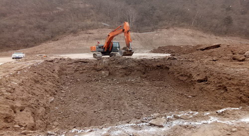 銅川分公司冶坪煤礦矸石倉(cāng)、通風(fēng)機(jī)房配電室等工程順利開(kāi)工