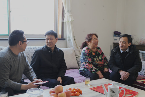 建設(shè)集團(tuán)聯(lián)合黨委副書記、紀(jì)委書記、工會主席侯本英走訪慰問機(jī)電安裝公司困難職工