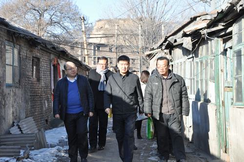 建設(shè)集團(tuán)聯(lián)合黨委副書記、紀(jì)委書記、工會主席侯本英 為韓城分公司困難職工送來春節(jié)祝福