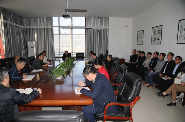  掘進(jìn)公司認(rèn)真?zhèn)鬟_(dá)“追趕超越”考核點(diǎn)評會(huì)精神