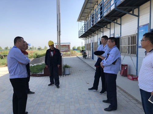 蒲城清潔能源公司副總經理任大偉一行蒞臨天工公司清源小區(qū)檢查工程進度和質量