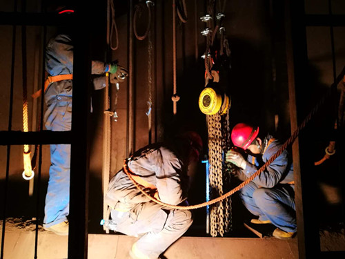 陜煤建設(shè)機(jī)電安裝公司酒鋼項(xiàng)目部“快、準(zhǔn)、穩(wěn)”調(diào)試罐籠記