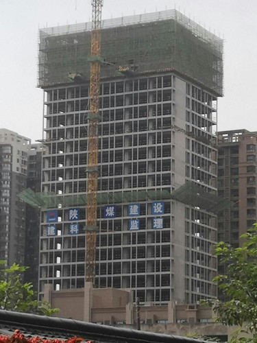 陜煤建設(shè)天工公司雅荷項(xiàng)目部奮力沖刺雅荷中央廣場(chǎng)1、2#樓封頂