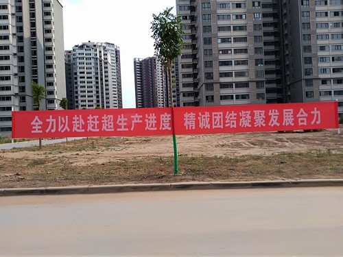 冒高溫 戰(zhàn)酷暑，他們始終在堅(jiān)守