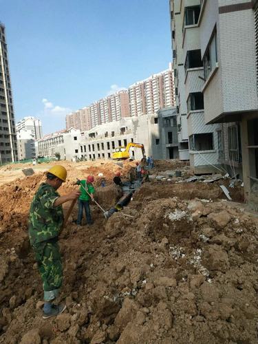 他們?yōu)樵賱?chuàng)銅煤新輝煌戰(zhàn)高溫、斗酷暑