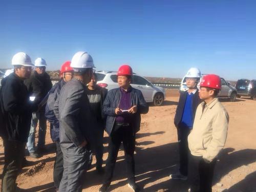 陜西靖神鐵路公司副總經(jīng)理何澄一行深入銅煤公司承建的靖神鐵路郭家灘等工地檢查指導工作