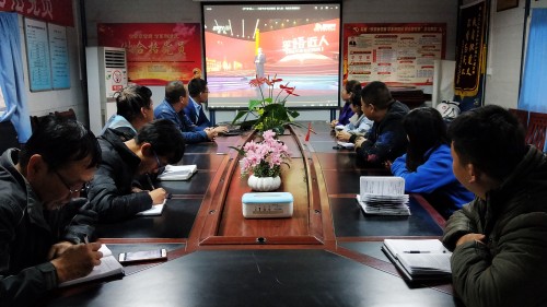 陜煤建設(shè)澄合分公司第十一項(xiàng)目部組織職工觀看《平“語(yǔ)”近人—習(xí)近平總書(shū)記用典》