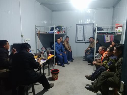 陜煤建設(shè)韓城分公司安裝一項(xiàng)目部快速裝車(chē)站工程順利封頂