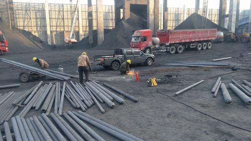 陜煤建設(shè)韓城分公司安裝六項(xiàng)目部年末奮力沖刺桑樹(shù)坪礦儲(chǔ)煤場(chǎng)鋼網(wǎng)架封閉工程受好評(píng)