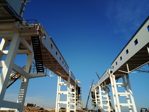 陜煤建設(shè)澄合分公司小保當(dāng)煤礦火車(chē)快速裝車(chē)站鋼結(jié)構(gòu)棧橋順利吊裝完成