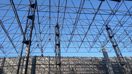 陜煤建設(shè)韓城分公司安裝六項(xiàng)目部桑樹(shù)坪煤礦儲(chǔ)煤場(chǎng) 網(wǎng)架封閉工程按期封頂受好評(píng)