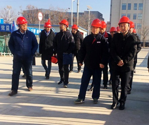 陜煤集團基本建設(shè)管理部副經(jīng)理楊忠緒一行蒞臨渭河彬州乙二醇項目生活區(qū)檢查指導工作