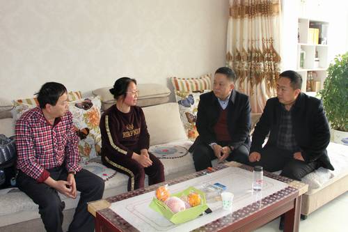 陜煤建設(shè)銅煤公司領(lǐng)導走訪慰問困難職工