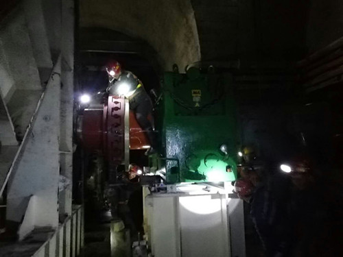 陜煤建設(shè)機(jī)電安裝公司承建的紅柳林煤礦膠帶運(yùn)輸機(jī)頭大件安裝完成