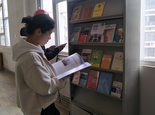 陜煤建設(shè)銅煤公司工會(huì)開展“送知識到一線” 贈(zèng)書活動(dòng)