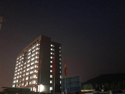 陜煤建設天工公司土建七部彬長鐵運公司辦公樓成功通電運行