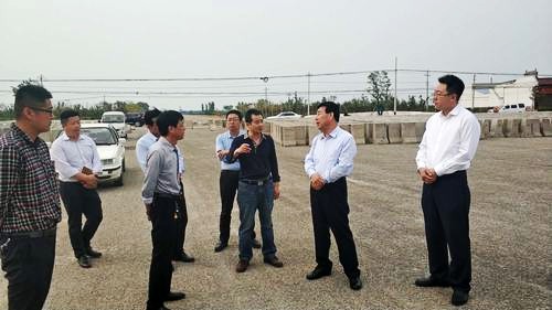 大荔縣縣長翟玉寶一行深入G242大荔縣城過境段公路建設(shè)項(xiàng)目調(diào)研指導(dǎo)工作