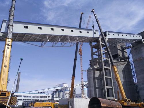 陜煤建設韓城分公司危大工程鋼桁架順利吊裝完成
