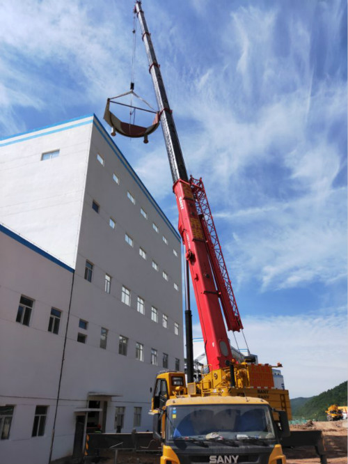 陜煤建設(shè)機(jī)電安裝公司承建冶坪礦動篩車間濃縮機(jī)吊裝順利完成