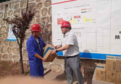 盛夏送清涼，關(guān)愛暖人心