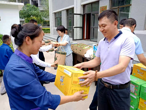 陜煤建設公司：高溫慰問送清涼，防暑降溫暖人心