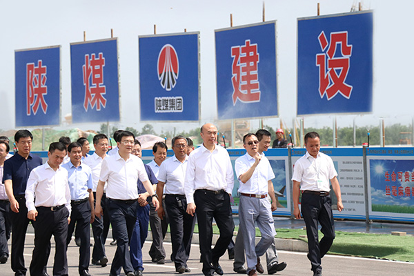 陜西省委副書(shū)記、省長(zhǎng)劉國(guó)中一行深入陜煤建設(shè)渭南分公司南京金龍電動(dòng)車(chē)項(xiàng)目視察工作