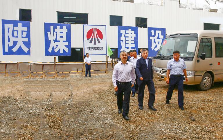 陜西省國(guó)資委黨委書(shū)記鄒展業(yè)、黨委副書(shū)記郁偉、陜煤集團(tuán)黨委書(shū)記、董事長(zhǎng)楊照乾一行慰問(wèn)陜煤建設(shè)天工公司項(xiàng)目部