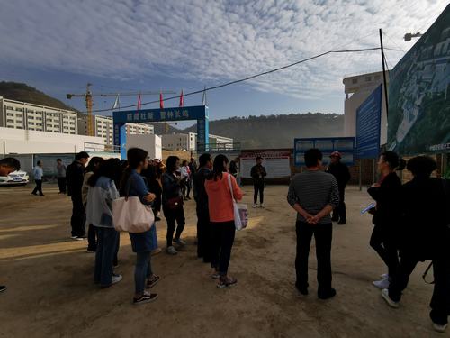 “新中國從這里走來”網(wǎng)絡(luò)主題活動(dòng)媒體團(tuán)走進(jìn)陜煤建設(shè)礦建二公司車村項(xiàng)目部