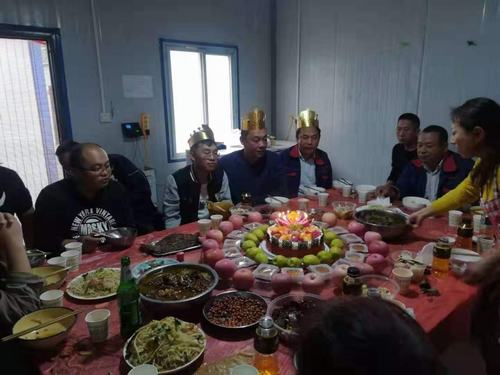 陜煤建設(shè)韓城分公司土建十項(xiàng)目部生日party營造濃濃家庭氛圍