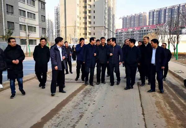 銅川礦業(yè)公司黨委書記、執(zhí)行董事劉水利一行蒞臨銅煤1#、2#住宅小區(qū)現(xiàn)場調(diào)研指導(dǎo)工作