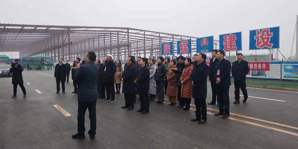 省人大代表觀摩團(tuán)一行到渭南南京金龍電動(dòng)車(chē)項(xiàng)目現(xiàn)場(chǎng)查看工程進(jìn)度