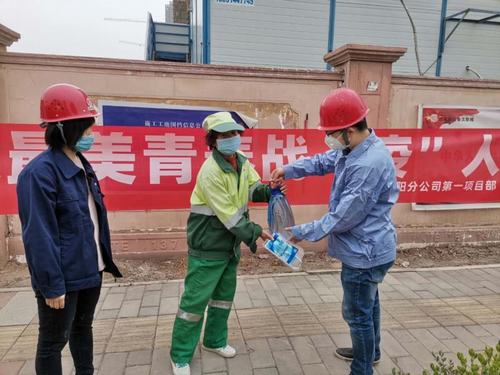 學(xué)雷鋒、展風(fēng)采，爭(zhēng)做最美青年“戰(zhàn)疫人”