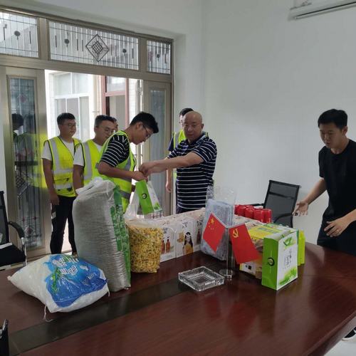 夏日送清涼，關(guān)懷暖人心