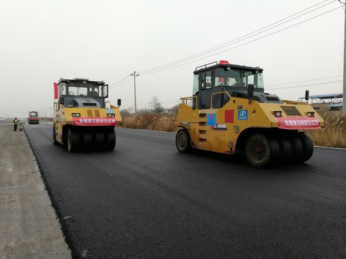 路橋分公司G242大荔縣過境公路瀝青下面層攤鋪完工