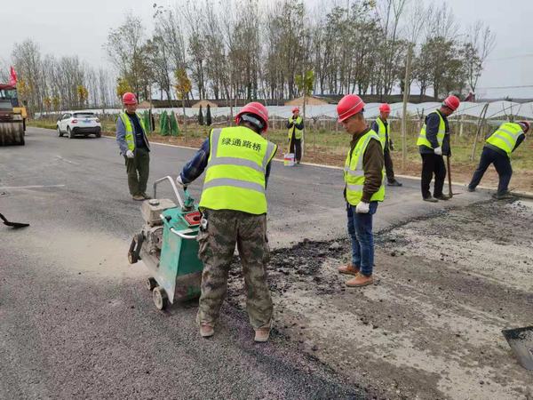 陜煤建設(shè)澄合分公司第十五項目部加快復(fù)工建設(shè)推進(jìn)公路項目瀝青路面攤鋪
