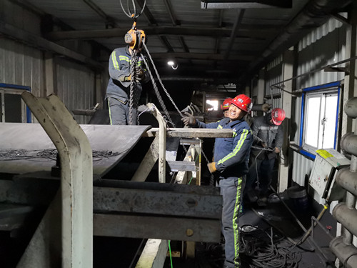 陜煤建設機電安裝公司奮戰(zhàn)48小時更換小保當?shù)V7條膠帶