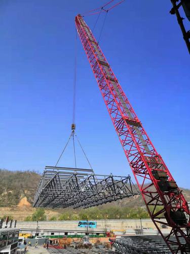 陜煤建設(shè)銅煤公司施工的延安保育院劇場超規(guī)模危險(xiǎn)性較大工程網(wǎng)架吊裝順利實(shí)施完成