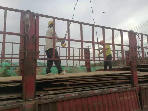 陜煤建設(shè)天工公司秦漢新城渭陽佳苑項(xiàng)目部全體 人員齊動手“鋪設(shè)道路”確保項(xiàng)目順利施工